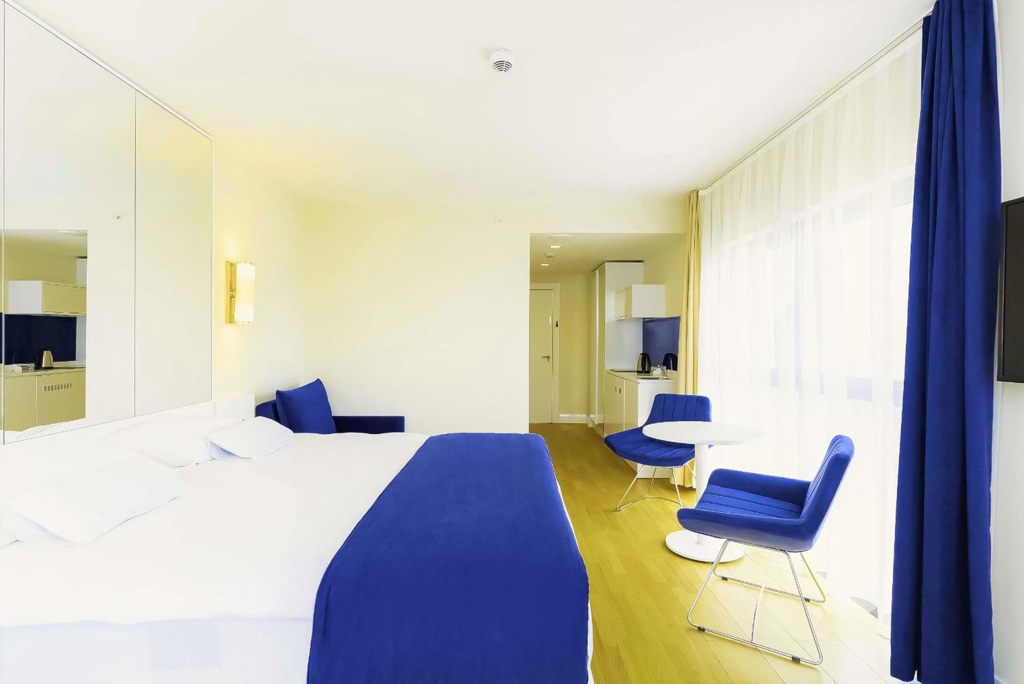 Orbi Twin Towers Aparthotel With Sea View Batumi Exterior photo