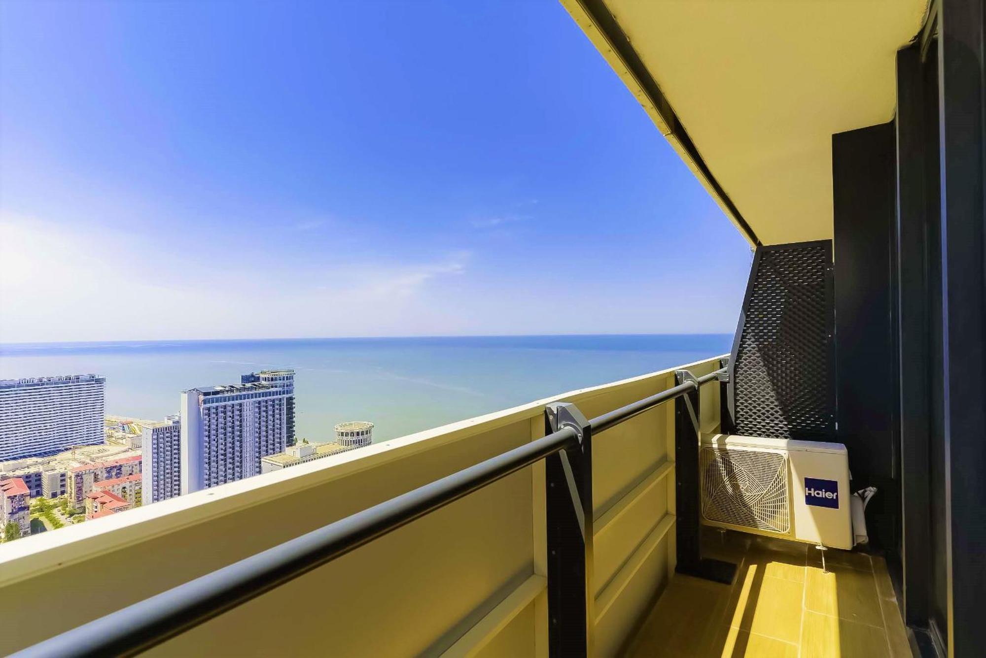Orbi Twin Towers Aparthotel With Sea View Batumi Exterior photo