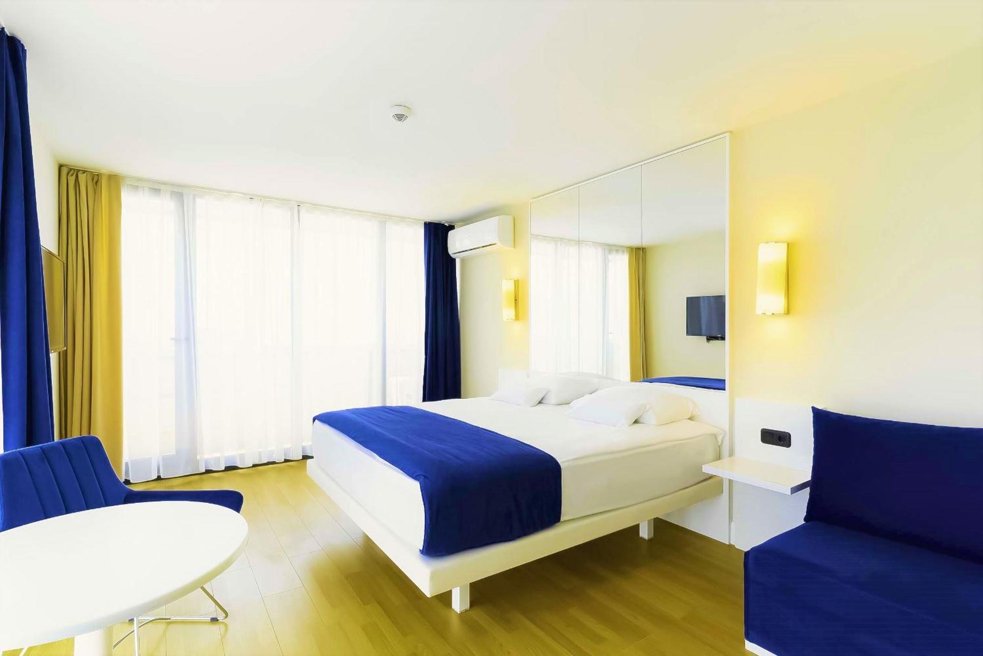 Orbi Twin Towers Aparthotel With Sea View Batumi Exterior photo
