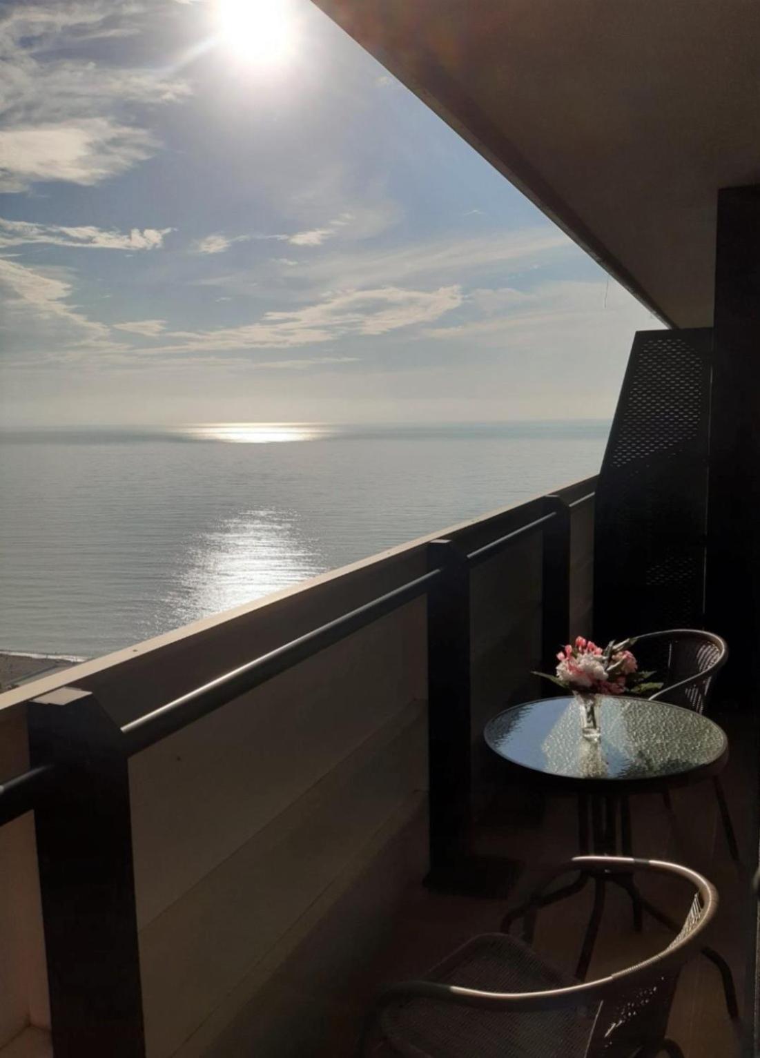 Orbi Twin Towers Aparthotel With Sea View Batumi Exterior photo